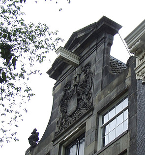 Herengracht 168 Zandstenen halsgevel met driehoekig topfronton