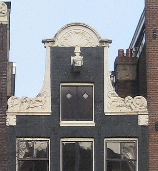 Herengracht 44 vroeg 18de eeuwse halsgevel