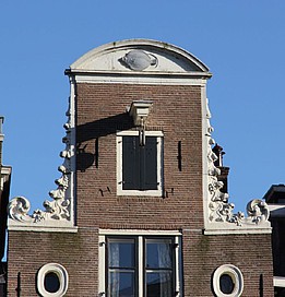 Herengracht 21 laat 17e eeuwse halsgevel met vis in de top
