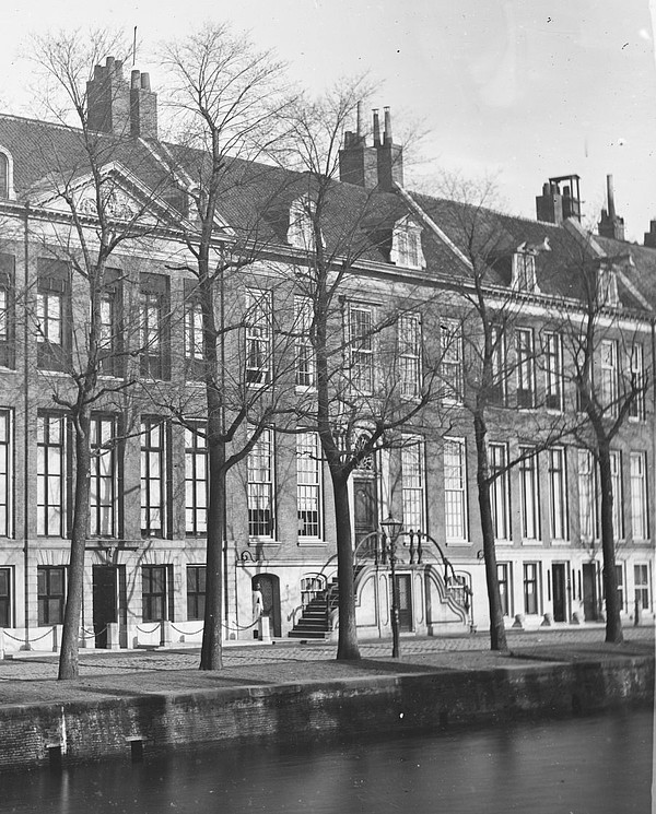 Herengracht 571 - 575 1867 met stoep deels SAA