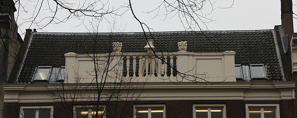 Herengracht 472, attiek met balustrade