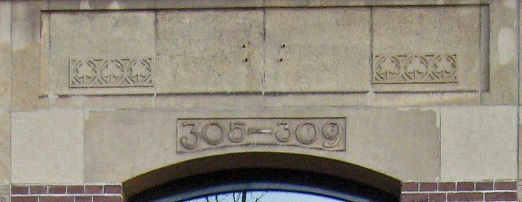 Keizersgracht 305, Huisnummer en versiering boven voordeur