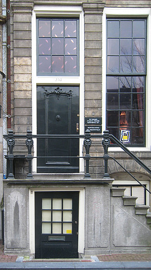 Herengracht 257, Voordeur met stoep