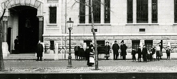 Herengracht 179 in 1903, er staat een agent voor de deur