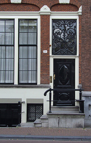 Herengracht 218, Stoep met voordeur