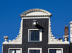 Herengracht 565, Halsgevel met vazen