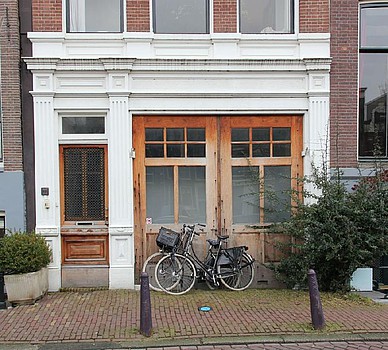 Herengracht 23 ondergevel met voordeur en poort