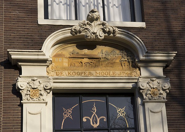 Keizersgracht 225, Gevelsteen DE KOOPER MOOLE 1746 in de deurkalf.