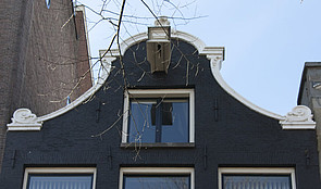 Herengracht 242, klokgevel