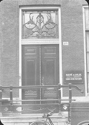 Herengracht 108 voordeur met bord 1924 RCE