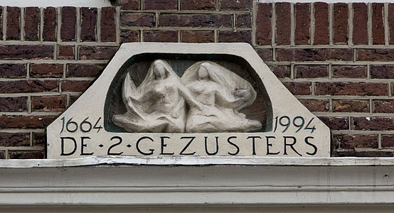 Herengracht 396 gevelsteen "de gezusters"