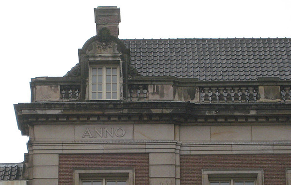 Herengracht  260, lijst met attiek, de balustrade